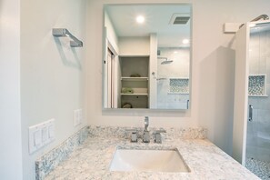 Shower, hair dryer, towels, soap - LUXURY Cape Cod escape on Wequaquet Lake (Barnstable)