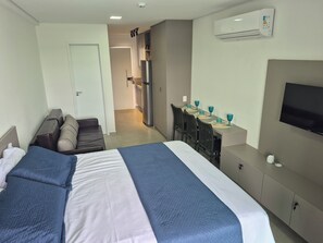 Een strijkplank/strijkijzer, wifi, beddengoed, rolstoeltoegang