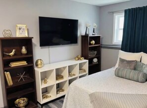 2 bedrooms, iron/ironing board, WiFi, bed sheets - The Arcade House in the Jayhawks Town!! (Lawrence)