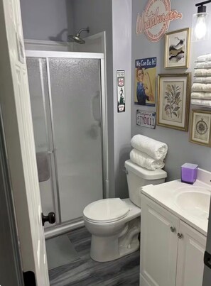 Hair dryer, towels, soap, toilet paper - The Arcade House in the Jayhawks Town!! (Lawrence)