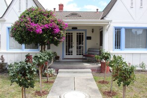 A house with a front porch, a bench, and a pathway leading to the entrance. -  Peaceful 3-bedroom house with AC in Beautiful Hanchett Park Area (San Jose)
