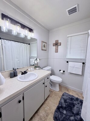 Shower, hair dryer, towels, soap - The Southern Haven- Cozy and Spacious! (Brownwood)