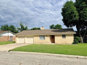 Exterior - The Southern Haven- Cozy and Spacious! (Brownwood)