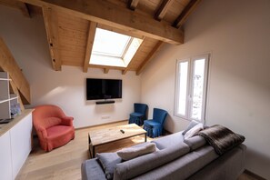 Living area - Stunning Mont Blanc View: 2-Bedroom Apt near Centre (Chamonix-Mont-Blanc)