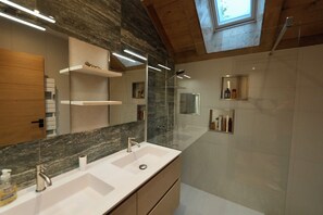 Shower, hair dryer, towels, soap - Stunning Mont Blanc View: 2-Bedroom Apt near Centre (Chamonix-Mont-Blanc)