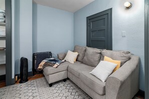 Smart TV - The Downtown, Stay in the Heart of Mossy Creek (Jefferson City)