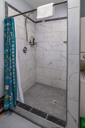 Een douche, een haardroger, handdoeken, zeep