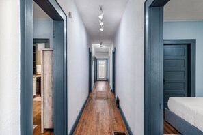 2 bedrooms, WiFi, bed sheets - The Downtown, Stay in the Heart of Mossy Creek (Jefferson City)
