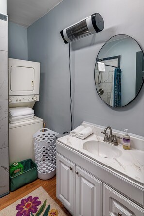 Shower, hair dryer, towels, soap - The Downtown, Stay in the Heart of Mossy Creek (Jefferson City)