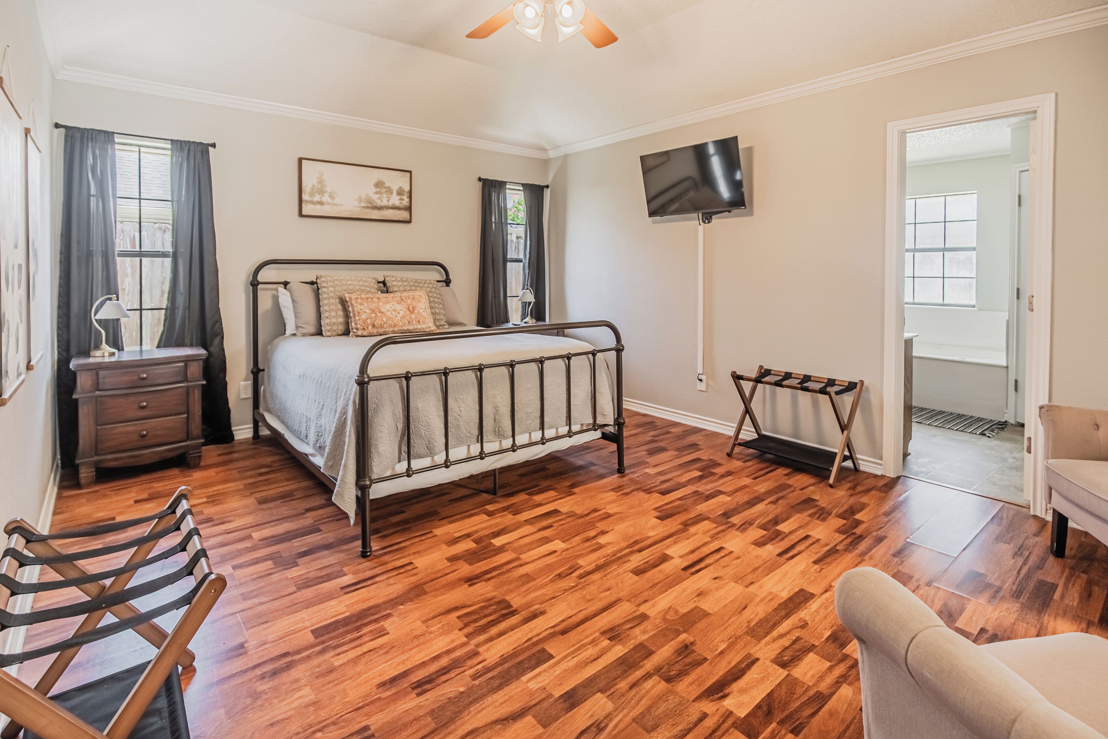 3 habitaciones, escritorio, tabla de planchar con plancha y wifi gratis 