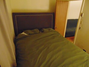 Hus Comfort - utsikt mot trädgården | Sängtillbehör av högsta kvalitet, duntäcken, bäddmadrasser och minibar