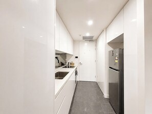 Frigorífico, microondas, horno y placa de cocina