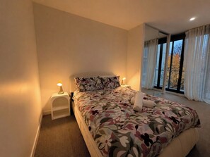 Tabla de planchar con plancha, wifi, ropa de cama