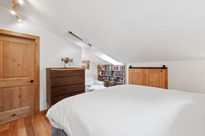 Een bureau, een strijkplank/strijkijzer, gratis wifi, beddengoed