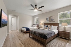 Desk, free WiFi, bed sheets - Peaceful Montana Retreat near Glacier National Park (Fortine)