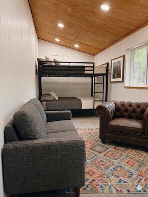 Desk, free WiFi, bed sheets - Peaceful Montana Retreat near Glacier National Park (Fortine)