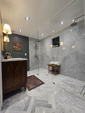 Dusche, Haartrockner, Handtücher, Seife