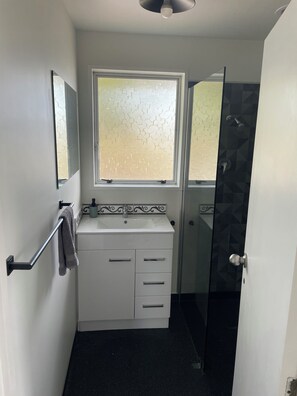 Doccia, asciugacapelli, asciugamani, sapone