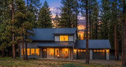 HOT TUB, Dog Friendly, Steps from pickleball/pool!