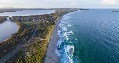Relaxed 2 Bed Coastal Stay Near the Lake