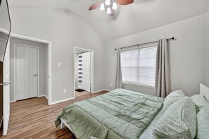 4 bedrooms, iron/ironing board, Internet - Spacious 4BR Near Universal Kids Resort Frisco - Little Elm Lakefront Fun! (Little Elm)