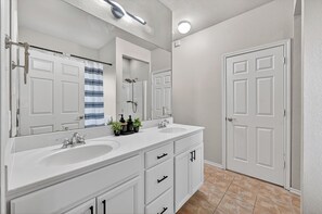 Hair dryer, towels, soap, toilet paper - Spacious 4BR Near Universal Kids Resort Frisco - Little Elm Lakefront Fun! (Little Elm)