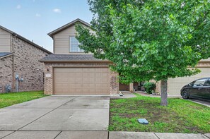 Exterior - Spacious 4BR Near Universal Kids Resort Frisco - Little Elm Lakefront Fun! (Little Elm)