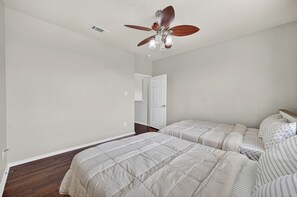 4 Schlafzimmer, Schreibtisch, Bügeleisen/Bügelbrett, kostenloses WLAN