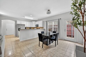 Dining - Spacious 4BR Near Universal Kids Resort Frisco - Little Elm Lakefront Fun! (Little Elm)
