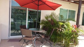 Outdoor dining - Spacious, comfortable, quiet, pet friendly, Acapulco's Diamante zone. (Acapulco de Juárez)