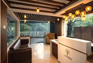 Lobby - Hotel La Eden (Dehradun)