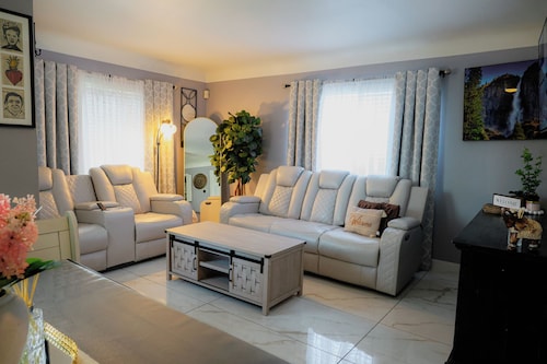 Cozy & convenient 3-bedroom stay just outside downtown
