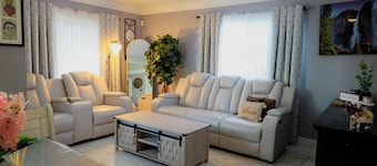 Cozy & convenient 3-bedroom stay just outside downtown