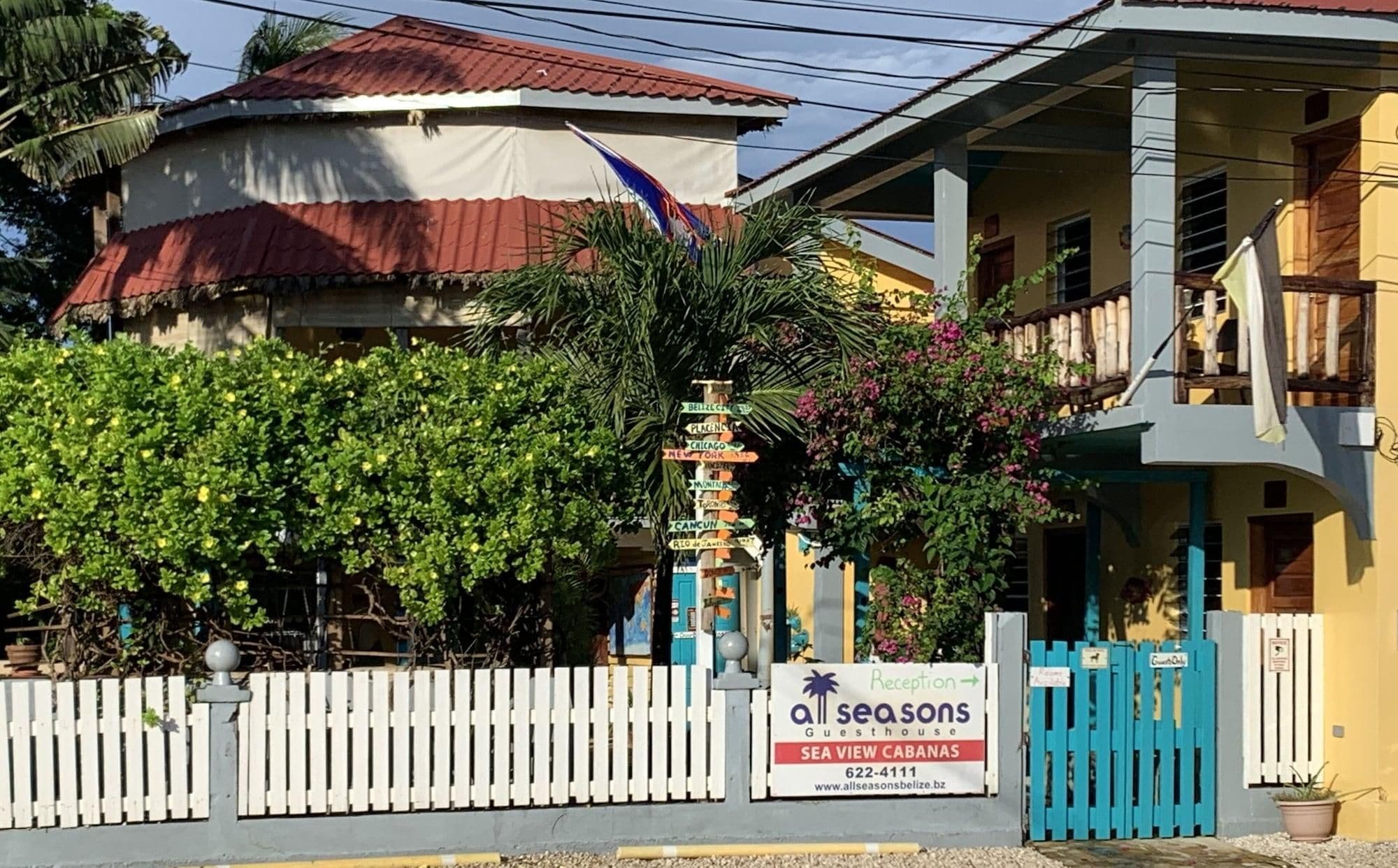 Ein Hotel mit einem Schild für 'All Seasons Guesthouse' und einem Empfangsbereich.