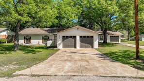Exterior - Bring your boat to Waterfront Dock w Beach + Bunk Room + Putting Green (Granbury)