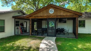 Outdoor dining - Bring your boat to Waterfront Dock w Beach + Bunk Room + Putting Green (Granbury)