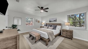 4 bedrooms, free WiFi, bed sheets - Bring your boat to Waterfront Dock w Beach + Bunk Room + Putting Green (Granbury)