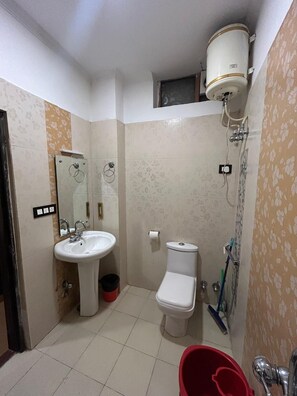 A compact bathroom with a sink, toilet, and shower. - Hotel Grand Hill (Dalhousie)