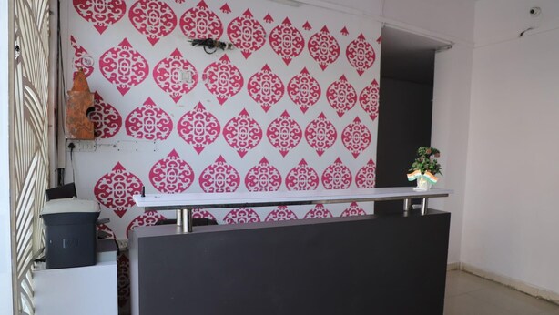 Ein Empfangsschalter mit einer Wand im Hintergrund, die ein Muster zeigt.