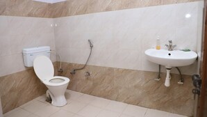 Ein Badezimmer mit Toilette, Dusche und Waschbecken.