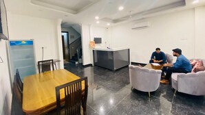 Un interior moderno con comedor, mostrador de recepción y zona de estar.