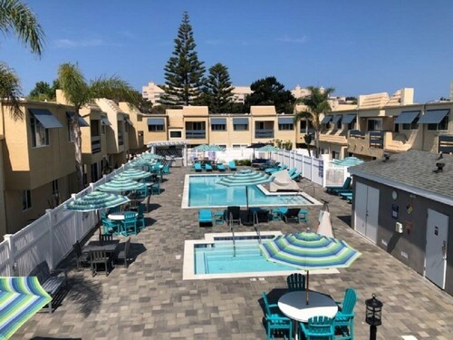 Solana Beach 1BR resort timeshare apt, Beach across the street & down stairs