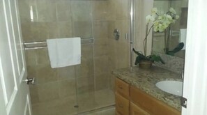 Dusche, Haartrockner, Handtücher, Seife