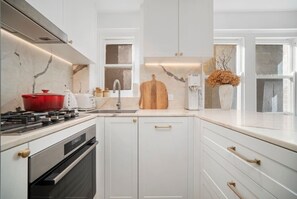 Frigorifero, microonde, forno, piano cottura