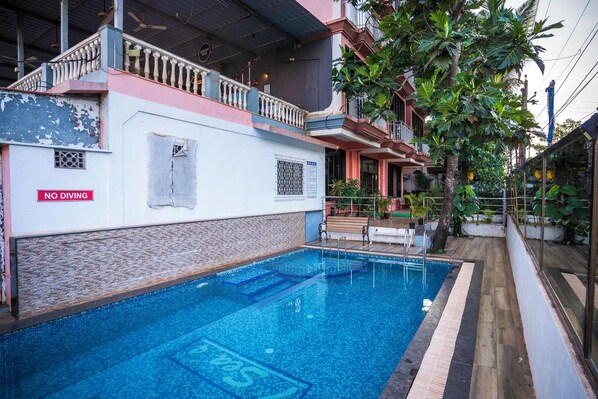 A swimming pool with a 'NO DIVING' sign, a balcony, and a building with a 'FOR RENT' sign. - Hotel 7 Sea S Vagator (Vagator)