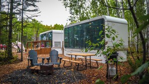 Outdoor dining - The Starlight Haven (Lac du Bonnet)