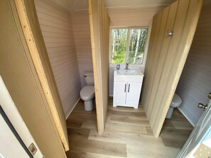Shower, bidet, toilet paper - The Starlight Haven (Lac du Bonnet)