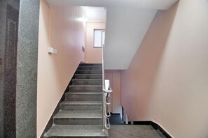 Lobby - Beestay By Monday Hotels Visakhapatnam (Visakhapatnam)