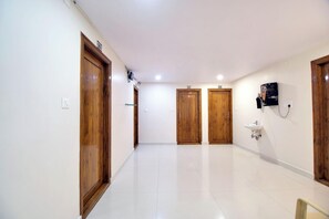 Lobby - Beestay By Monday Hotels Visakhapatnam (Visakhapatnam)
