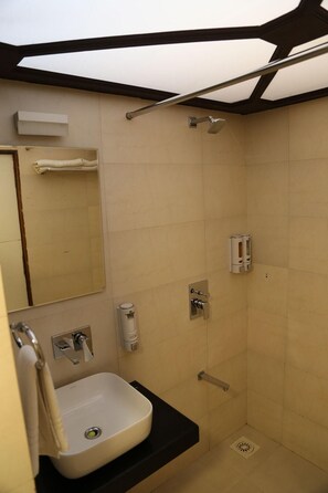 Room - Metropark Hotel (Mawal)